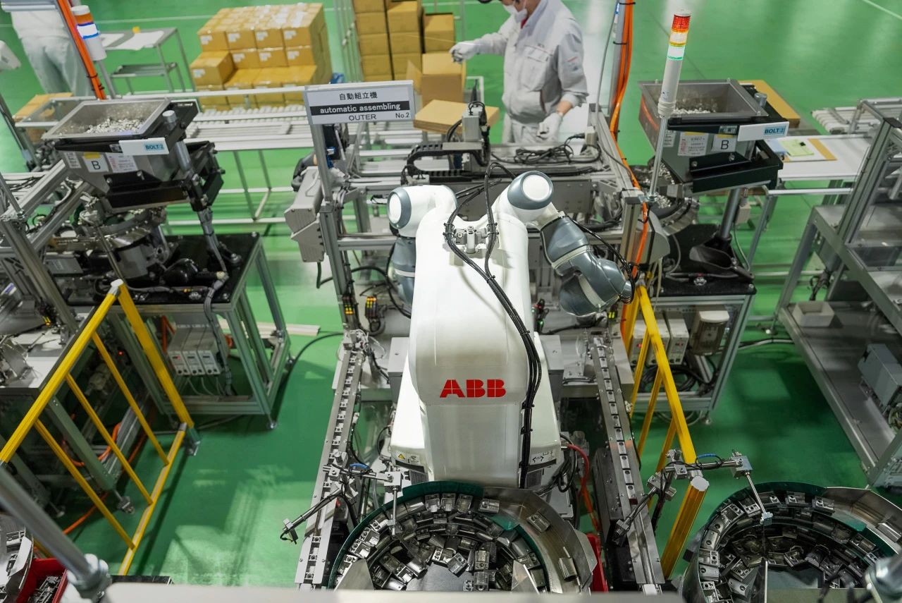 當(dāng)協(xié)作機(jī)器人走進(jìn)汽車鋁件工廠，YuMi盡顯裝配實力——一場智造升級的投資邏輯